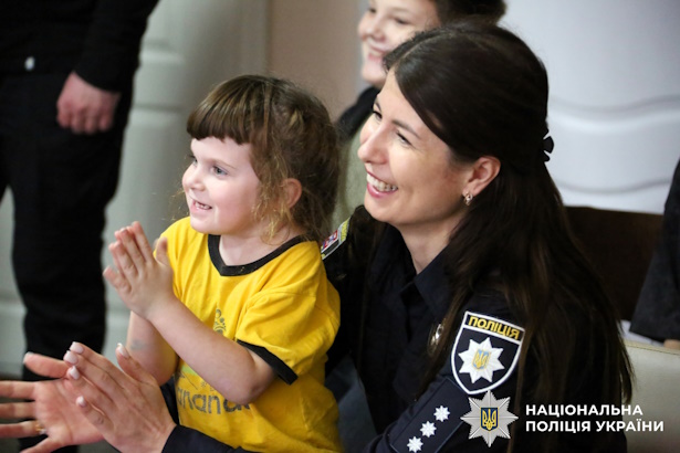Ювенальні поліцейські та ліцеїстки приготували подарунки для маленьких пацієнтів дитячої лікарні